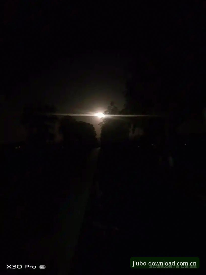 深夜两点十七分，手机屏幕的光映在脸上。你大概也经历过——盯着九博国际的老界面，首页广告栏把赛程挤到角落，找一场英超的实时赔率得先关三个弹窗。群里这帮兄弟早就摸清门道了：九博国际下载中国CN安卓入口，v3.0.2这个版本，才是真把事整明白的那个。界面不玩虚的，核心数据都浮在一级页面上，像哥们凌晨发来的那句——“点第一屏就能看降赔线，终于不用划拉费劲了。”